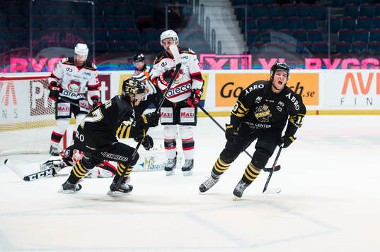 s Marcus Jonsson jublar