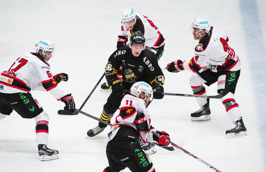 s Dennis Nordström omringas av Malmö Redhawks spelare