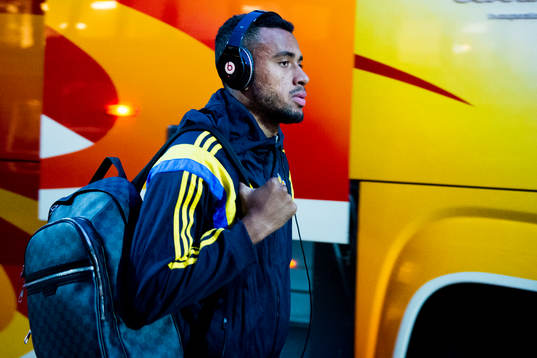 Sveriges Isaac Kiese Thelin anländer med bussen
