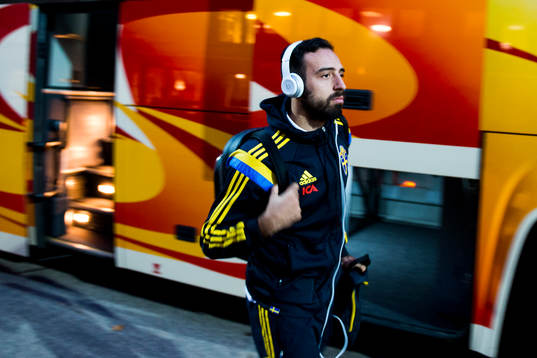 Sveriges Abdul Khalili anländer med bussen
