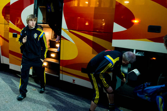 Sveriges Simon Tibbling anländer med bussen