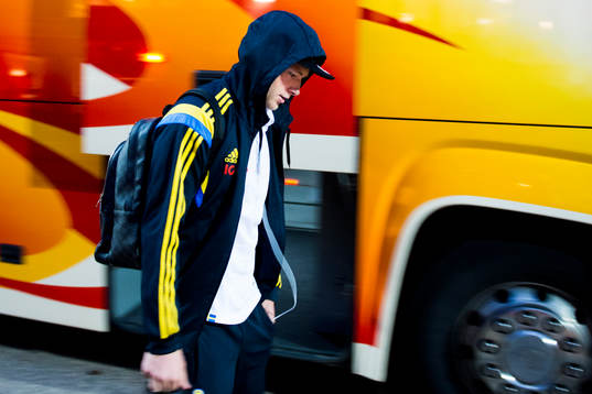 Sveriges John Guidetti anländer med bussen