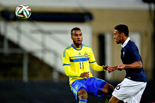 Frankrikes Corentin Tolisso och Sveriges Isaac Kiese Thelin