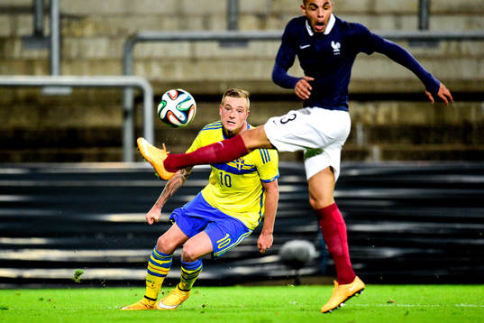 Sveriges John Guidetti  och Frankrikes Layvin Kurzawa