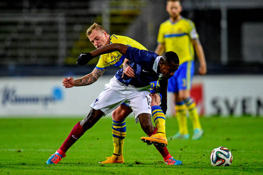 Frankrikes Gianelli Imbula Wanga och Sveriges John Guidetti