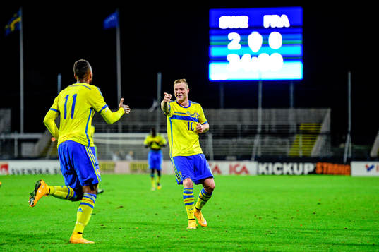 Sveriges John Guidetti och Isaac Kiese Thelin jublar