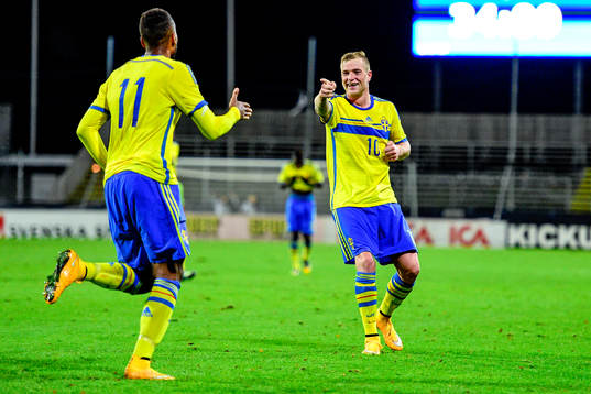 Sveriges John Guidetti och Isaac Kiese Thelin jublar
