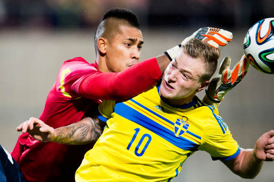 Sveriges John Guidetti och Frankrikes målvakt Alphonse