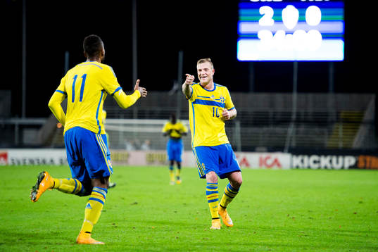 Sveriges Isaac Kiese Thelin och John Guidetti  jublar