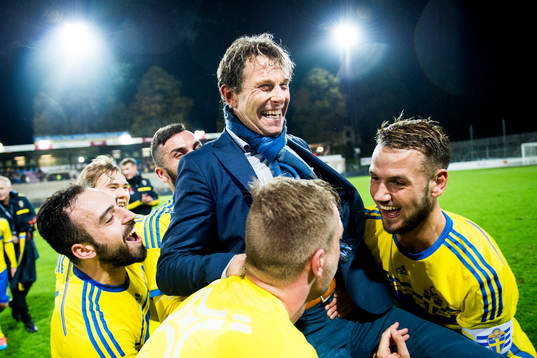 Sveriges förbundskapten Håkan Ericson hissas