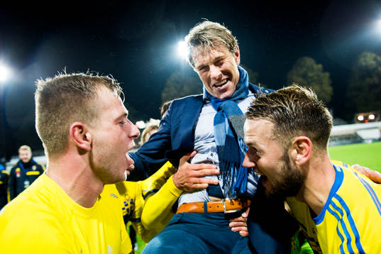 Sveriges förbundskapten Håkan Ericson hissas