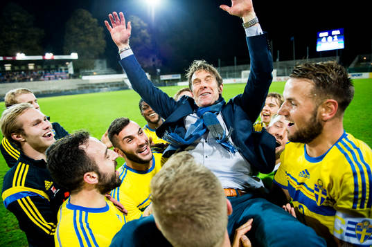 Sveriges förbundskapten Håkan Ericson hissas av spelarna
