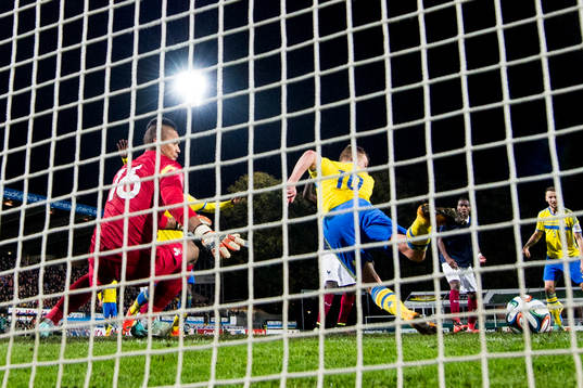 Sveriges John Guidetti klackar in 3-0 bakom Frankrikes