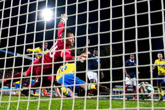 Sveriges John Guidetti klackar in 3-0 bakom Frankrikes