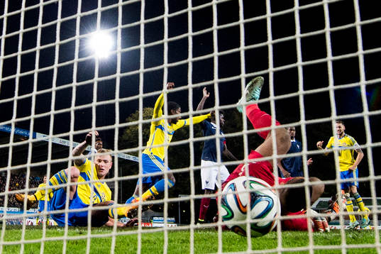 Sveriges John Guidetti klackar in 3-0 bakom Frankrikes