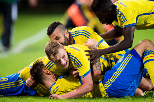 Sveriges spelare med John Guidetti (m) jublar