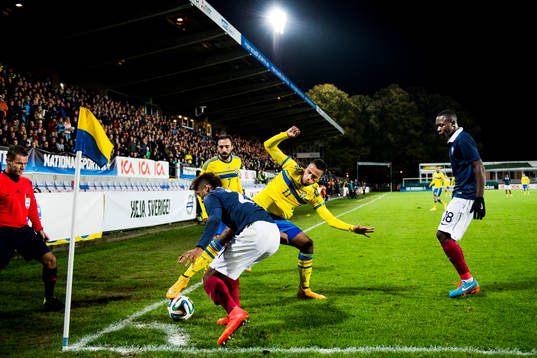 Sveriges Isaac Kiese Thelin kämpar nere vid hörnflaggan