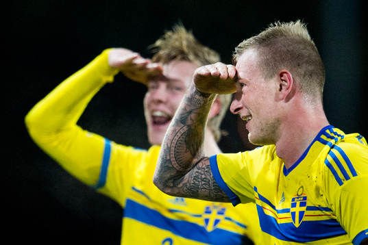 Sveriges John Guidetti och Emil Krafth jublar med