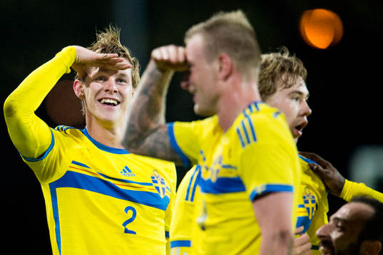 Sveriges Emil Krafth och John Guidetti  jublar med