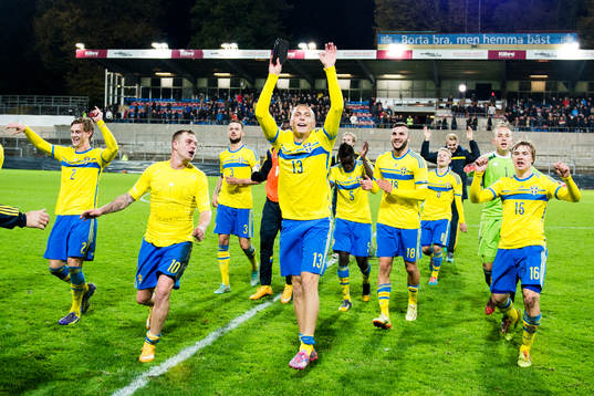 Sveriges Victor Nilsson Lindelöf (m) och övriga spelare
