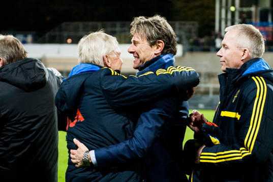 Sveriges förbundskapten Håkan Ericson kramas om