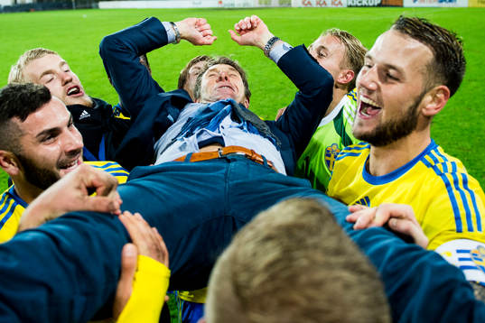 Sveriges förbundskapten Håkan Ericson hissas av spelarna