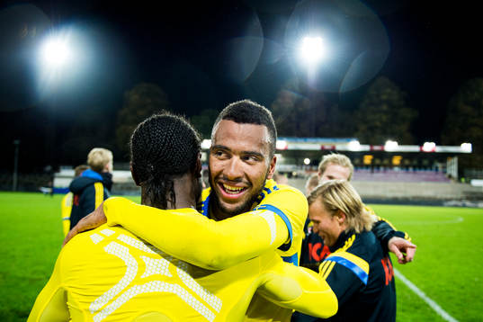 Sveriges Isaac Kiese Thelin får en kram
