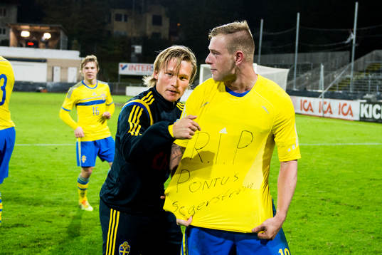 Sveriges Nicklas Bärkroth och John Guidetti med en tröja
