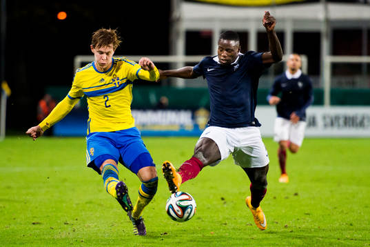 Sveriges Emil Krafth och Frankrikes Paul-Georges Ntep De