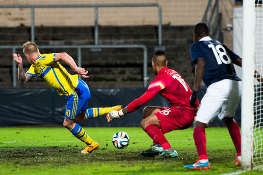 Sveriges Oscar Lewicki (ej i bild) gör 3-0 och John