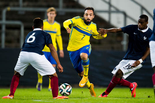 Sveriges Abdul Khalili tar sig förbi Frankrikes Corentin