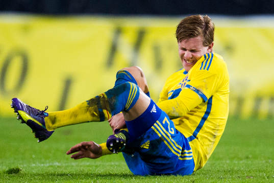 Sveriges Emil Krafth har ont