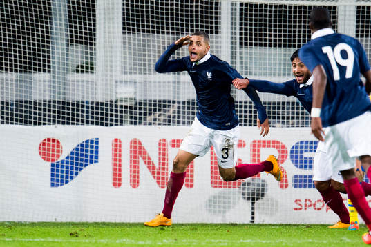 Frankrikes Layvin Kurzawa jublar