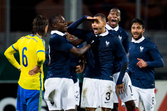 Frankrikes Layvin Kurzawa jublar mot Sveriges Kristoffer
