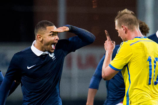 Frankrikes Layvin Kurzawa jublar mot Sveriges John Guidetti