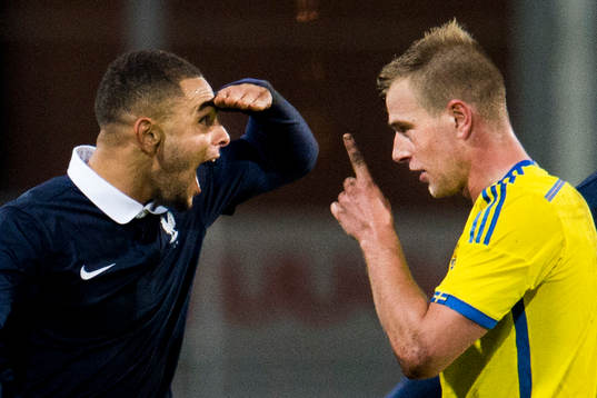 Frankrikes Layvin Kurzawa jublar mot Sveriges John Guidetti
