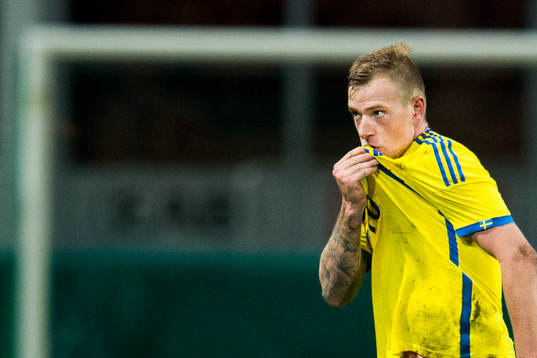 Sveriges John Guidetti kysser emblemet på bröstet