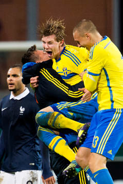 Sveriges Emil Krafth och Victor Nilsson Lindelöf jublar
