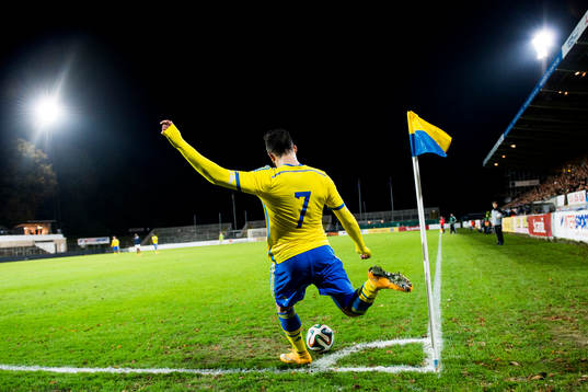 Sveriges Abdul Khalili slår en hörna