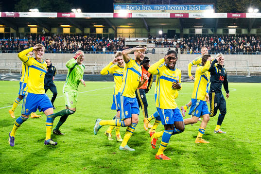 Sveriges Emil Krafth, målvakt Patrik Carlgren, Simon