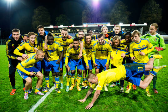 Sveriges John Guidetti kastar sig in i ett gruppfoto