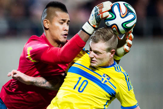 Sveriges John Guidetti och Frankrikes målvakt Alphonse