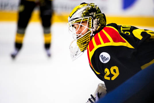 Brynäs målvakt Bernhard Starkbaum före ishockeymatchen i
