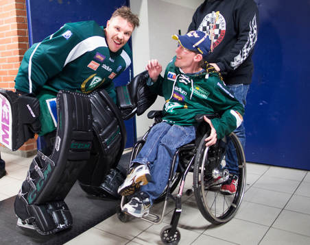 Färjestads  målvakt Justin Pogge busar med en supporter