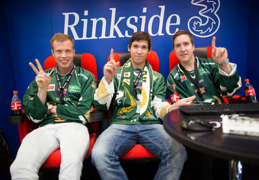 Färjestads  supportar sitter vid specialplatsen Rinkside