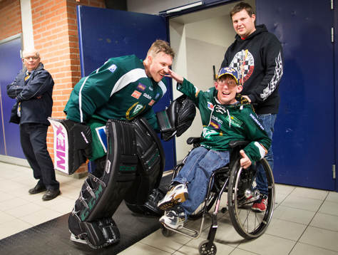 Färjestads  målvakt Justin Pogge busar med en supporter