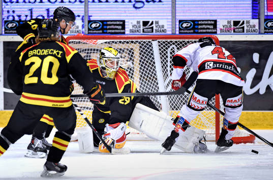 Brynäs målvakt Bernhard Starkbaum räddar skott från