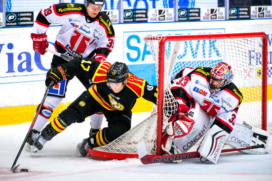 Brynäs Pathrik Westerholm försöker runda målburen bakom