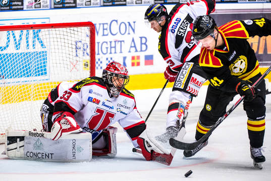 Örebros Julius Hudacek, målvakt i Örebro, och Örebros