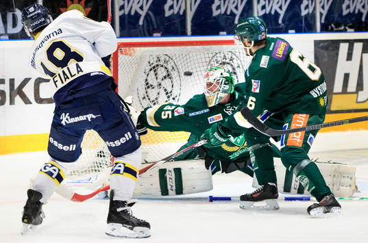 s Kevin Fiala gör 1-1 bakom Färjestads målvakt Fredrik